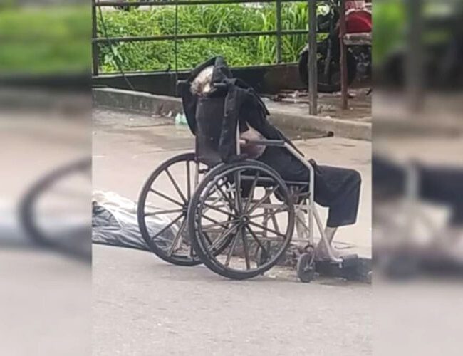 Filho transporta mãe morta em cadeira de rodas e choca comunidade