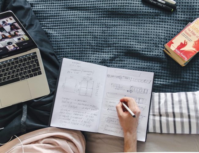 A cada um minuto, 6 alunos se inscrevem em cursos de IA segundo Coursera