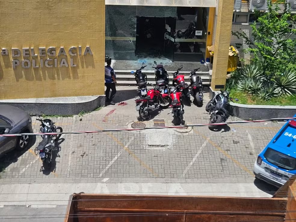 Policial civil morre após atirar na namorada e em colegas dentro de delegacia em Duque de Caxias