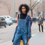 O retorno da jardineira: a peça clássica que conquista o street style com nova proposta