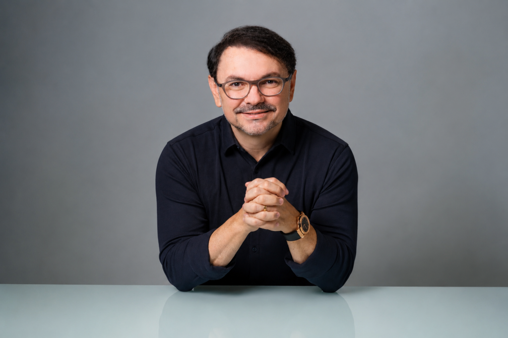 Rossandro Klinjey leva debate sobre saúde emocional e os desafios da educação ao Festival LED Rio