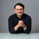 Rossandro Klinjey leva debate sobre saúde emocional e os desafios da educação ao Festival LED Rio