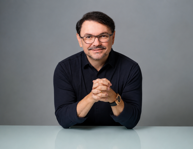 Rossandro Klinjey leva debate sobre saúde emocional e os desafios da educação ao Festival LED Rio